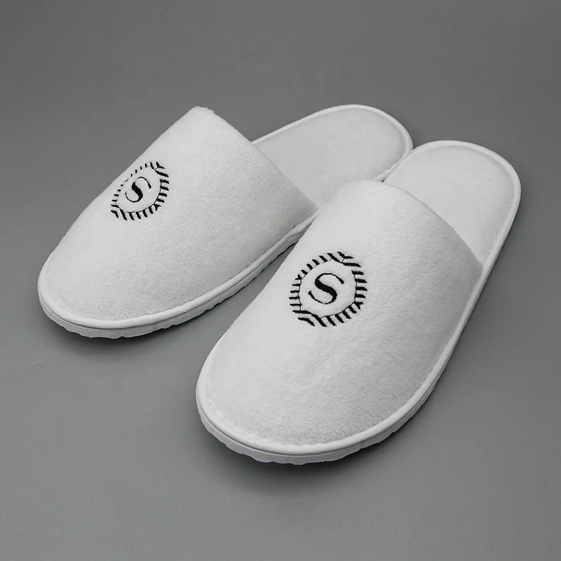 Zapatillas desechables de alta calidad con punta cerrada y logotipo bordado para hotel, zapatillas de hotel personalizadas de lujo de marca
