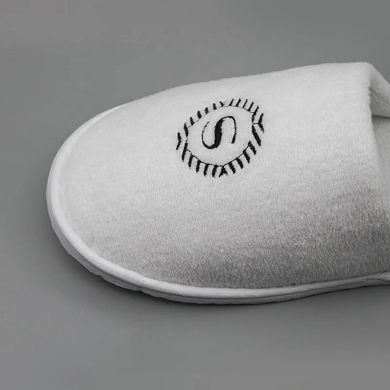Zapatillas desechables de alta calidad con punta cerrada y logotipo bordado para hotel, zapatillas de hotel personalizadas de lujo de marca
