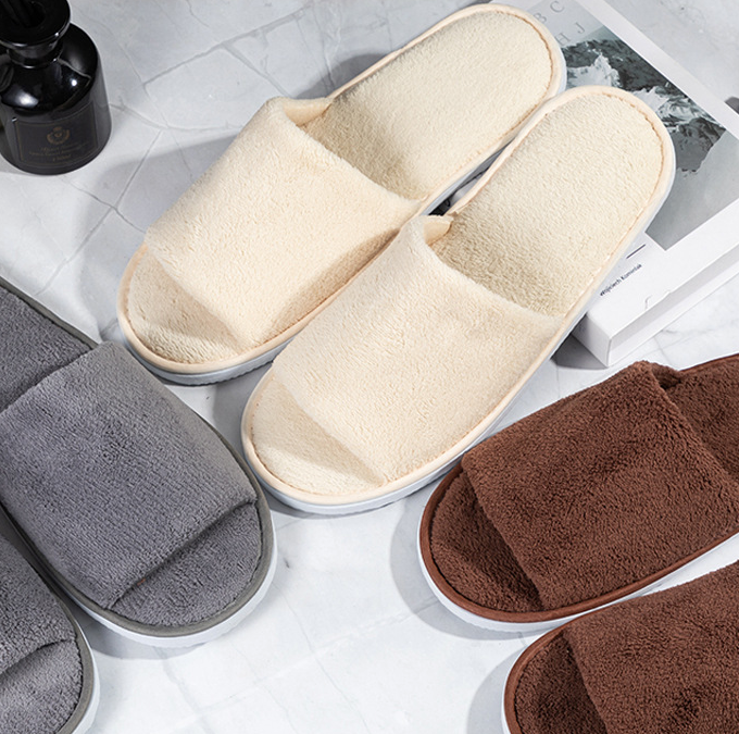 Entrega rápida Personalizado Hotel Coral Fleece Portátil Ecológico Suave Spa Desechables Zapatillas de puntera abierta de velour para unisex
