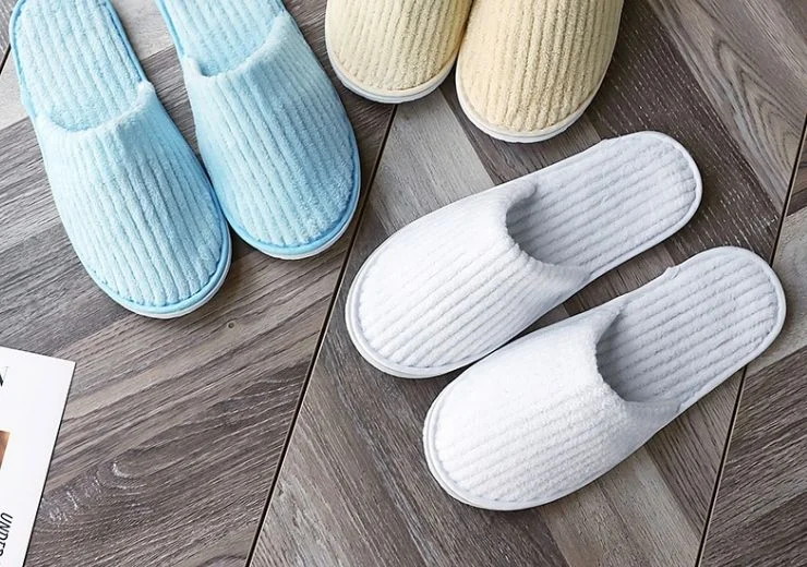 Personalized White Indoor Hotel Slippers Closed-toe Spa-washable Napped Fabric Quiet & Comfortable For Guests