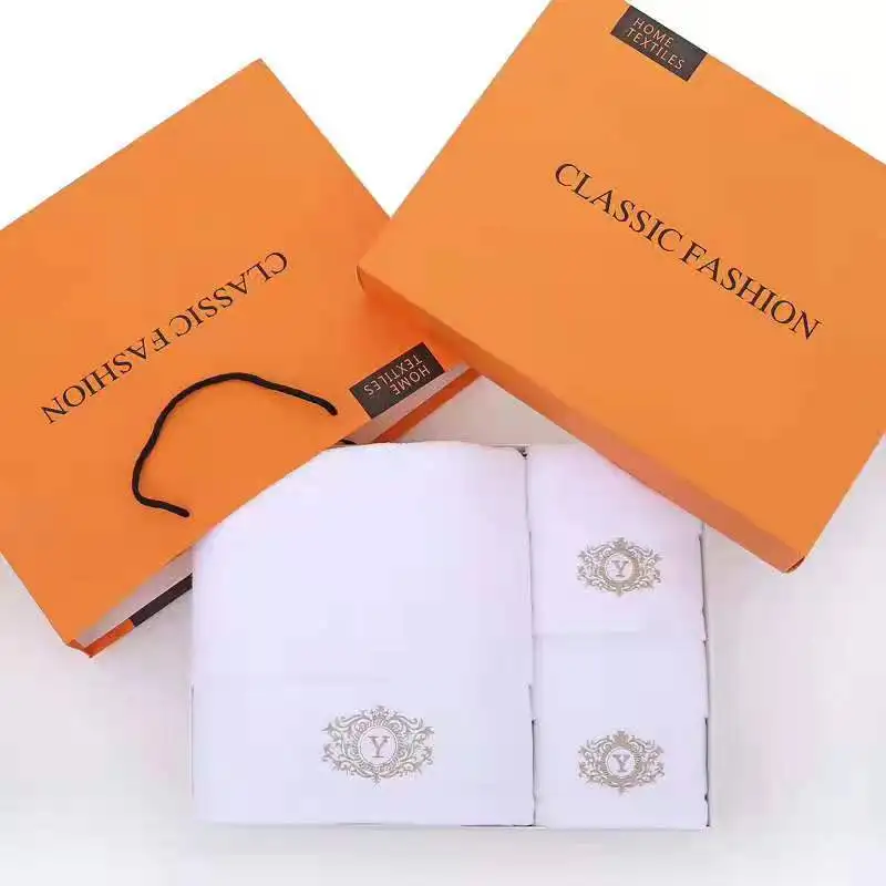 Serviettes de bain blanches de qualit&eacute; h&ocirc;tel avec logo brod&eacute;, style uni jetable en tricot &agrave; s&eacute;chage rapide