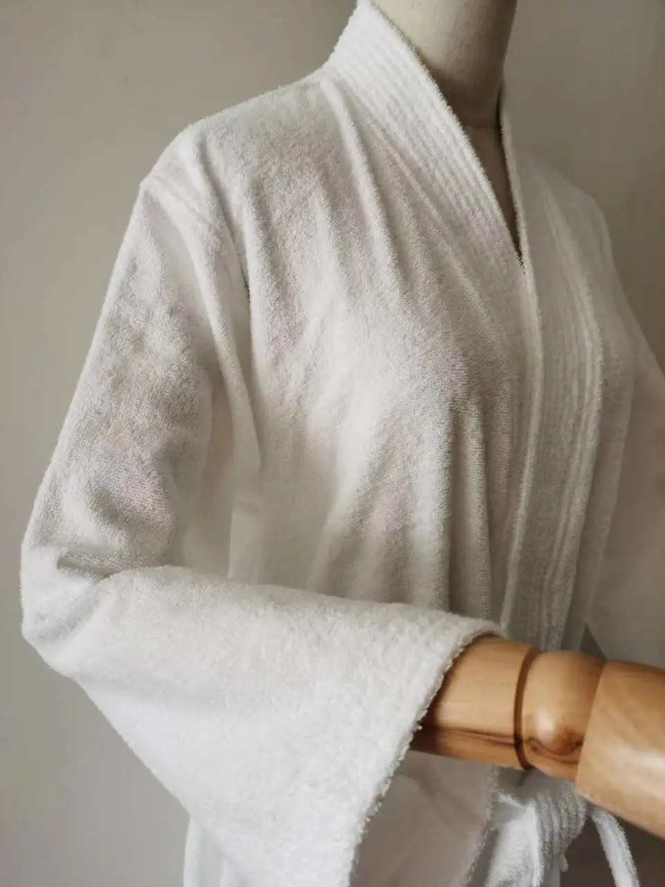Cotton 5 Star Hilton Ladies V-neck Coral Fleece Bathrobe Fashion Fancy Hotel New Design Shawl Collar For Summer Spring